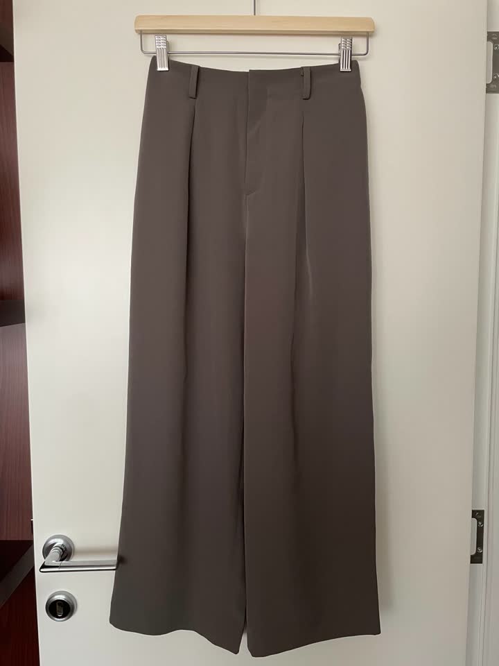 Uniqlo pantalone s naborima