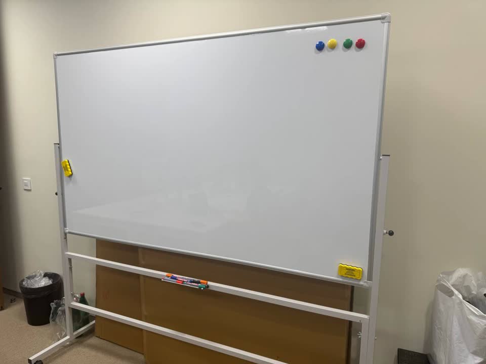 Bela magnetna tabla 120×200 cm, dvostrana, na stalku sa točkićima