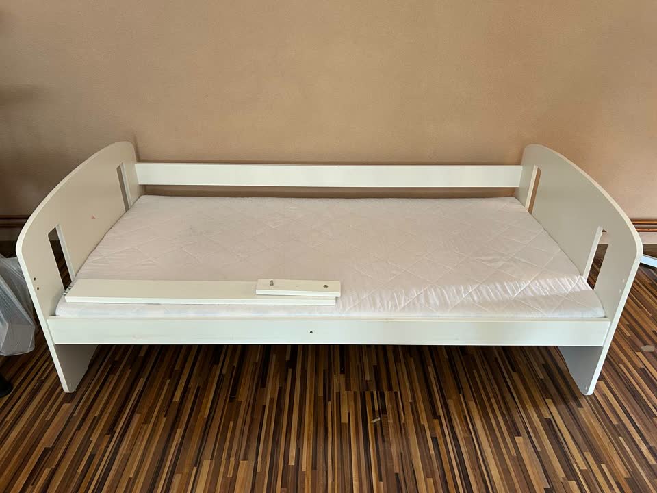 Детская кровать — 80 × 160 см, с обычным поролоновым матрасом, с бортиками.