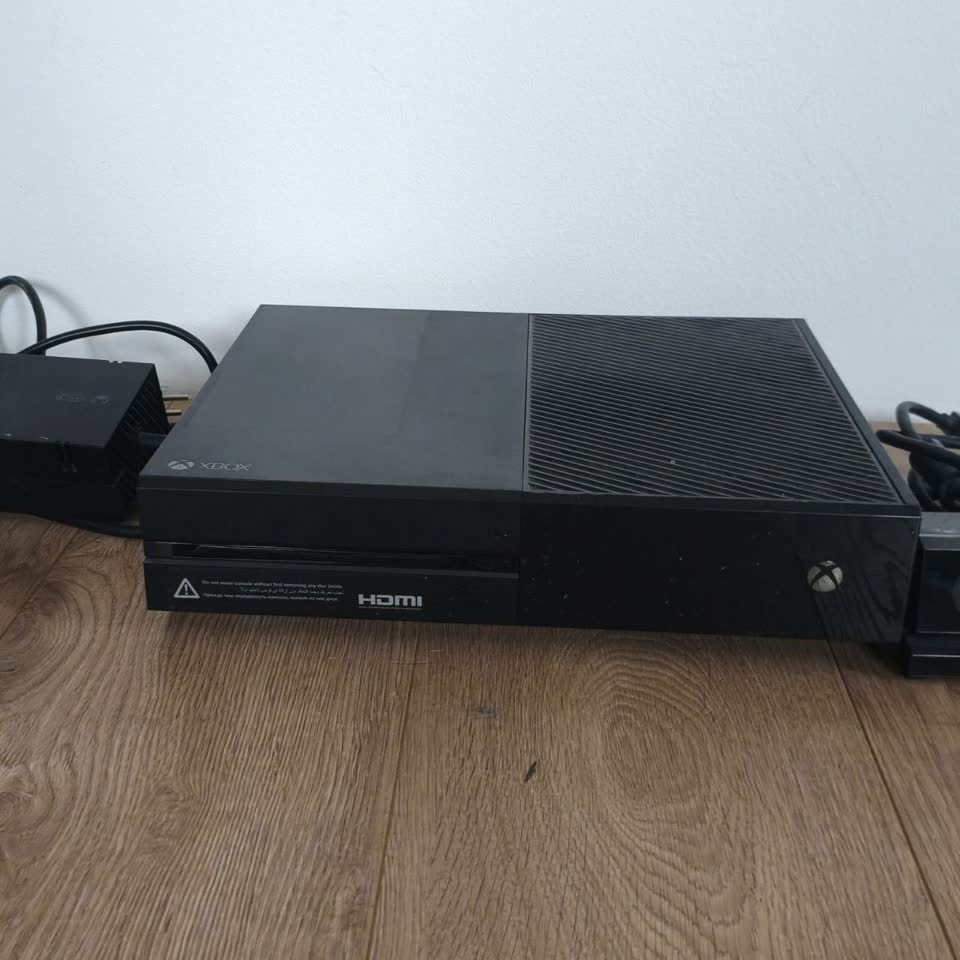 Xbox One X + Kinect | 512 GB