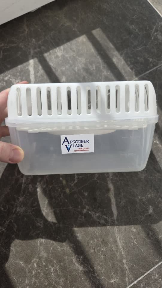 Apsorber vlage. Isušuje vazduh i skuplja vlagu u kontejner. Može da se stavi u ormar i mini