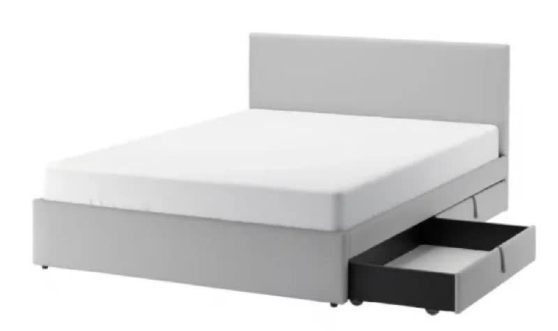 Продается кровать Ikea с ящиками и матрац