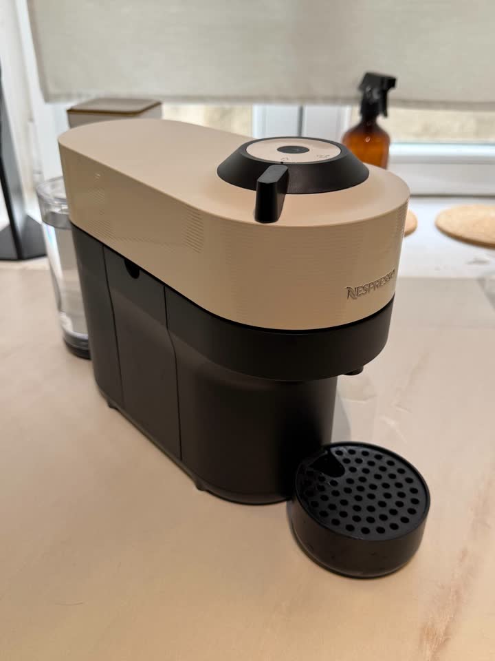 Prodajem aparat za kafu Nespresso Vertuo Pop