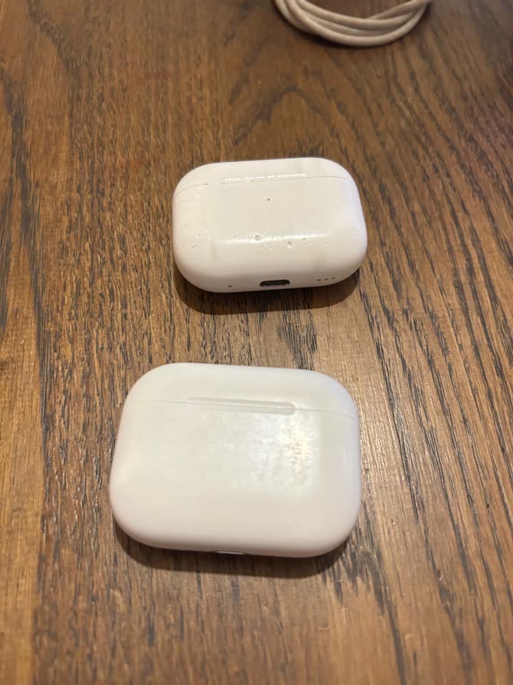 prodajem futrolu za AirPods Pro 2, AirPods Pro 3. Slušalice je pojela pas, futrola za Pro 2 je malo izgrickana