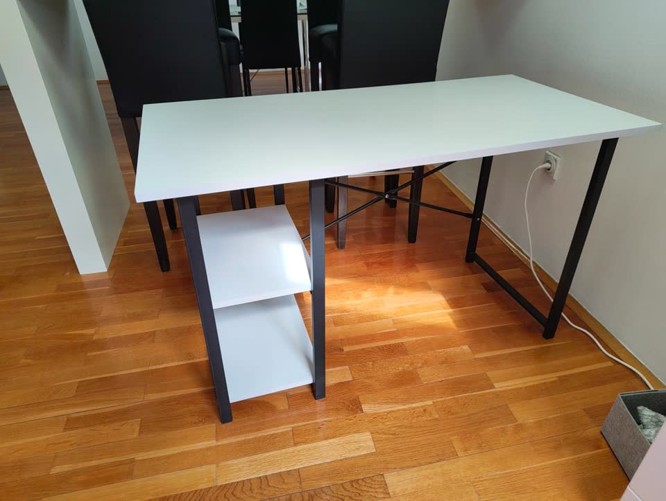Prodajem radni sto