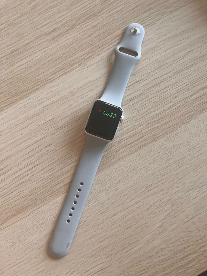 Apple Watch Series 3 38 mm с зарядкой