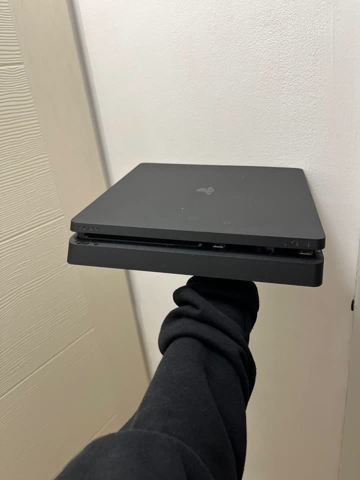 Продам PlayStation 4 Slim