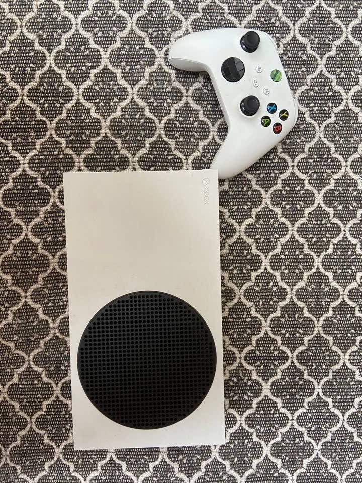 Продам Xbox Series S + геймпад