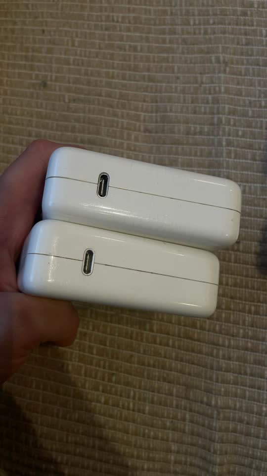 Dva originalna adaptera 96W