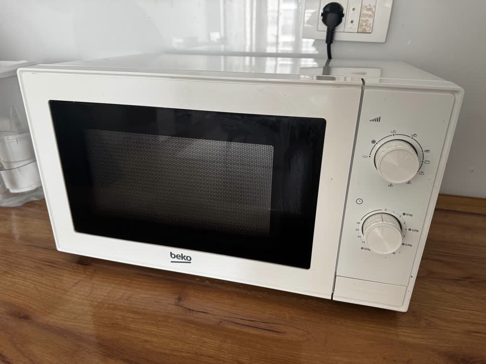 Prodajem Beko mikrotalasnu pećnicu (sa grilom)