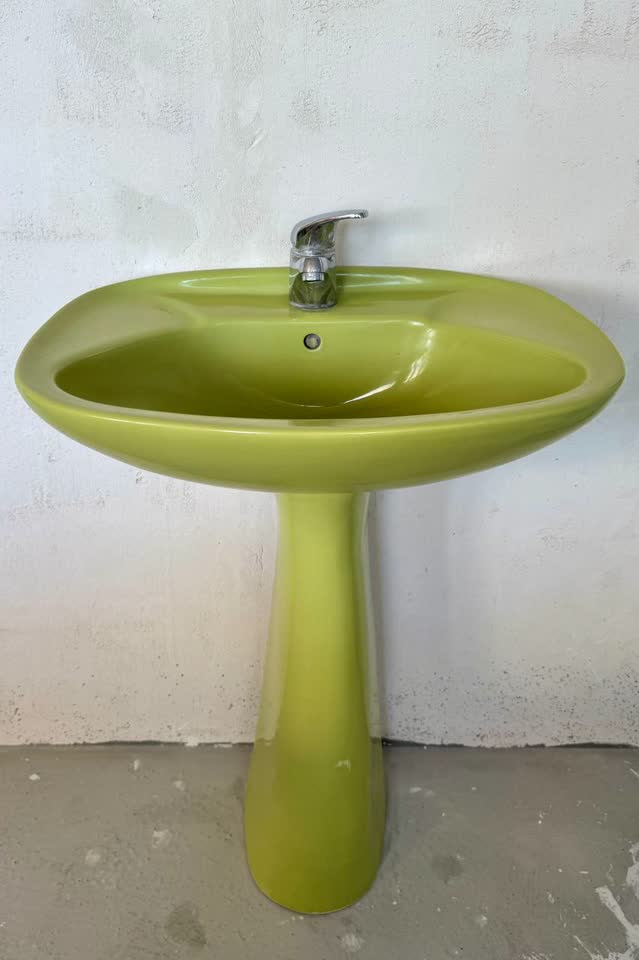Vintage lavabo na postolju