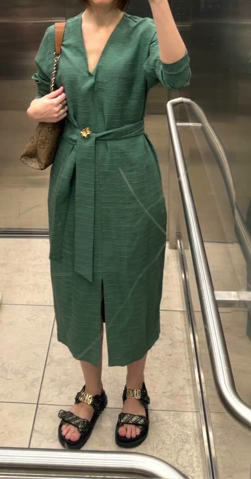 Очень красивое зеленое платье, носила пару раз🌿 Размер s, покупала в ps fashion. Незнаю с ч