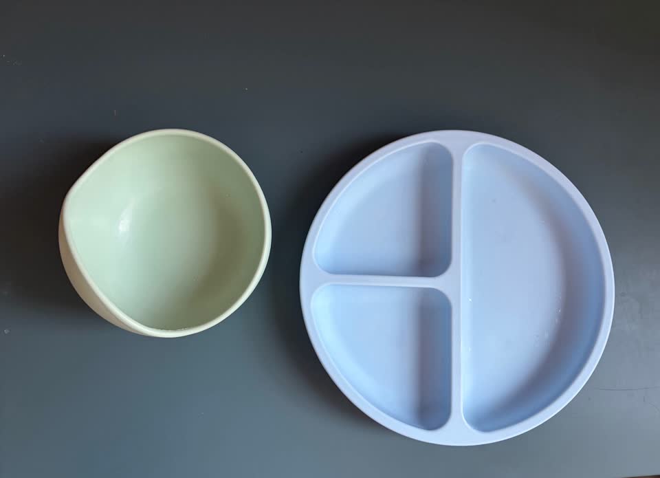 Dečje stvari: silikonski tanjiri, zelena stvar za grickalice, čaša za piće IKEA