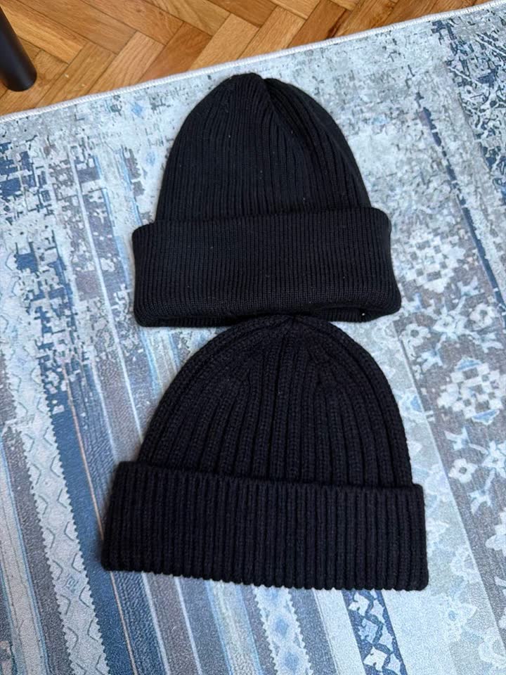 2 muške kape