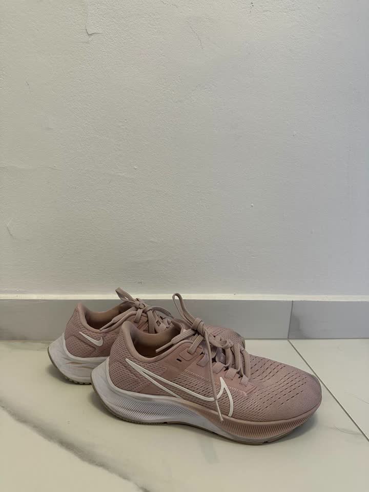 Беговые женские кроссовки Nike 37 размера
