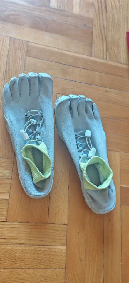 Višak para petoprstih barefoot cipela. Veličina 43, uzeo sam da isprobam, ali mi je đon delovao tvrd.