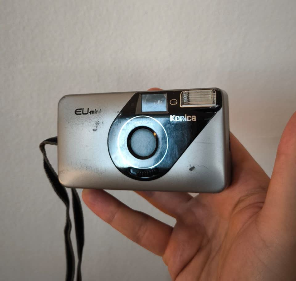 Konica EU-mini 35mm camera with built in flash