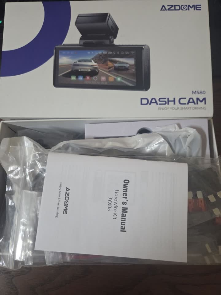 Продаю видеорегистратор Azdome M580