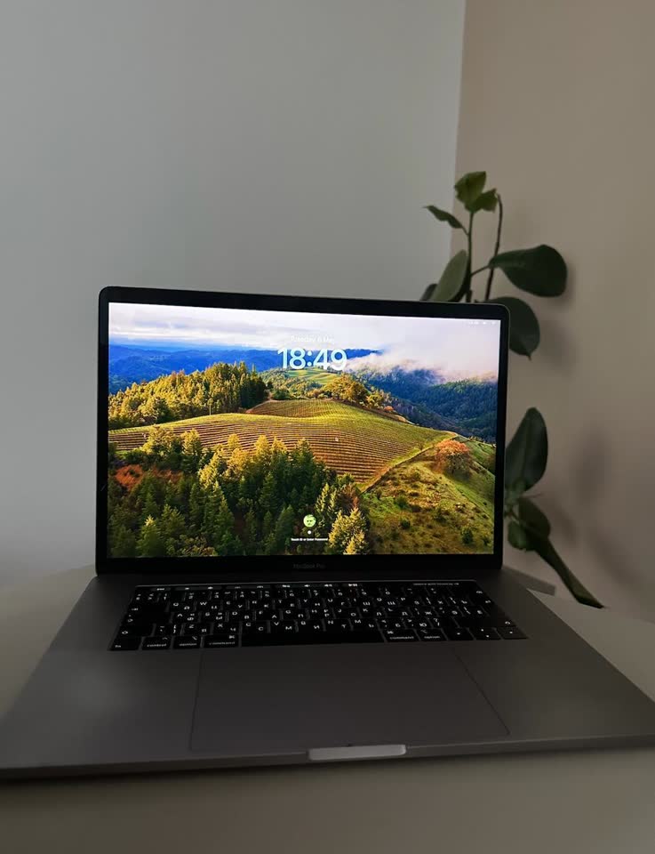MacBook Pro 15” (2018) i7 / 16 GB / 512 GB SSD / Radeon Pro 560X