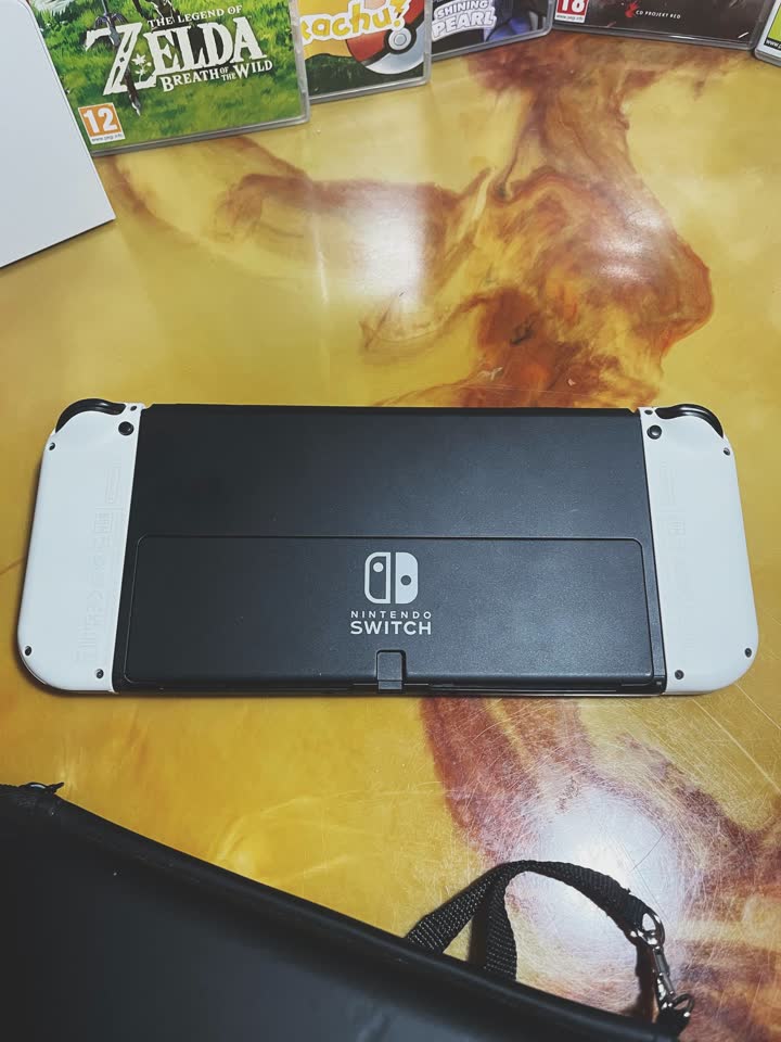 Продам Nintendo Switch OLED (белый) + игры + аксессуары - 300€