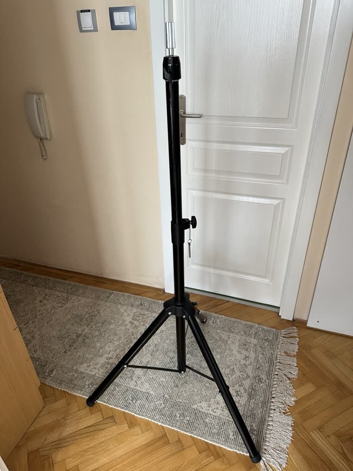 Podni stativ za vežbovnu glavu i vežbovna glava