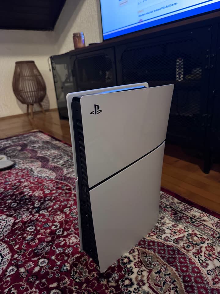 PlayStation 5 Slim sa disk drajvom i 2 džojstika