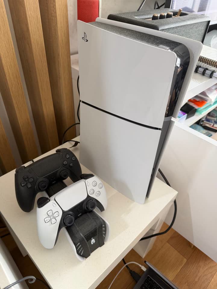 Продаю Playstation 5 Slim Digital + 2 геймпада с док станцией