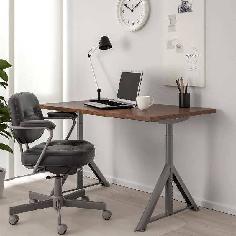 Продаётся рабочий стол IKEA IDÅSEN 120 × 70 см