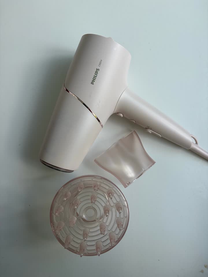 1. Фен Philips 5000 Series BHD530, 2300W. В комплекте диффузор и концентратор. Использовался