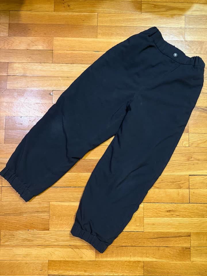 Утепленные брюки Uniqlo и футболка Zara