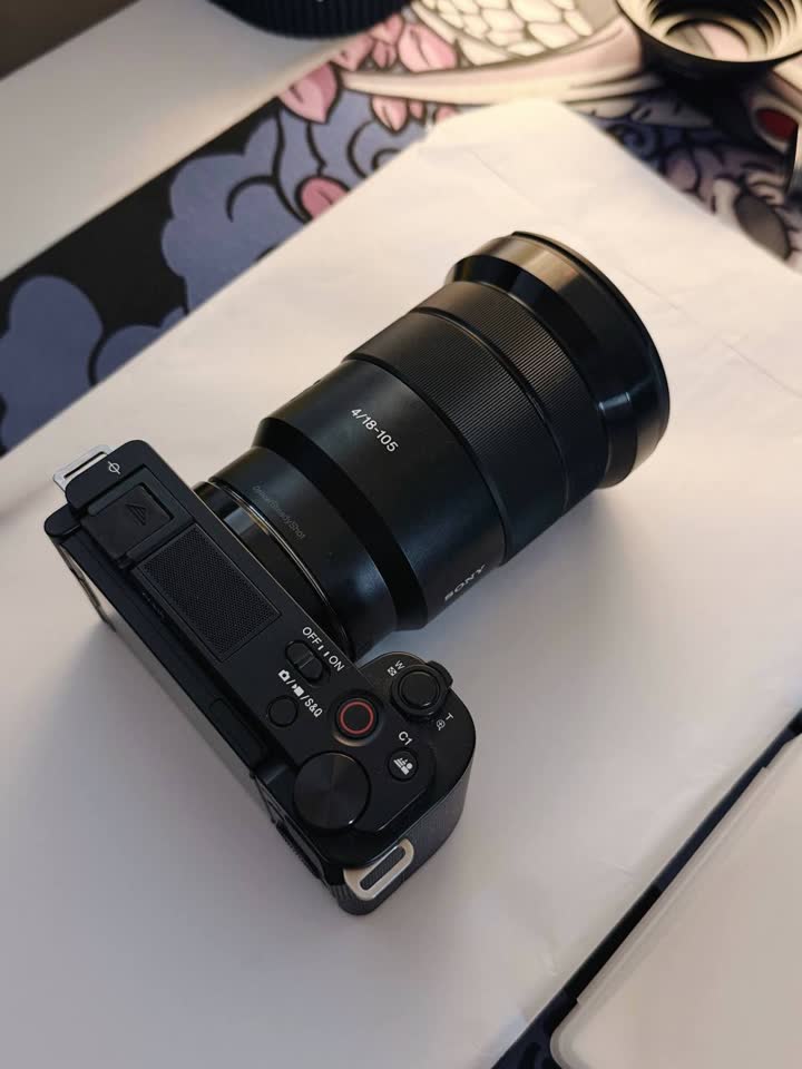 Sony ZV-E10 + 18-105 F4 G + filteri — idealno, sve kutije, poklopci i ostalo