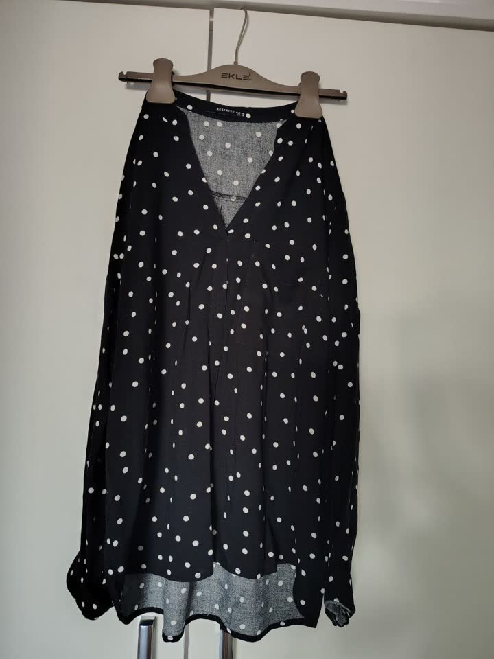 Reserved bluza u klasičan tufnasti dezen