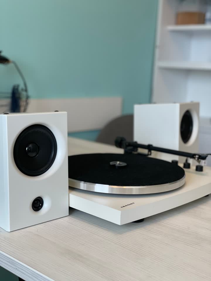 Prodajem vinilni gramofon Crosley T150