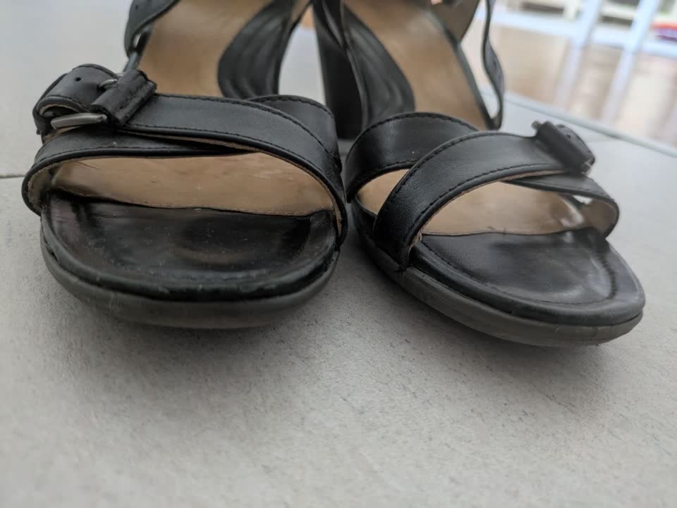 Poklanjam za poslasticu sandale Ecco, veličina 38, koža, noga mi je porasla(. Banovo brdo, (u blizini Ada Mall) lično preuzimanje