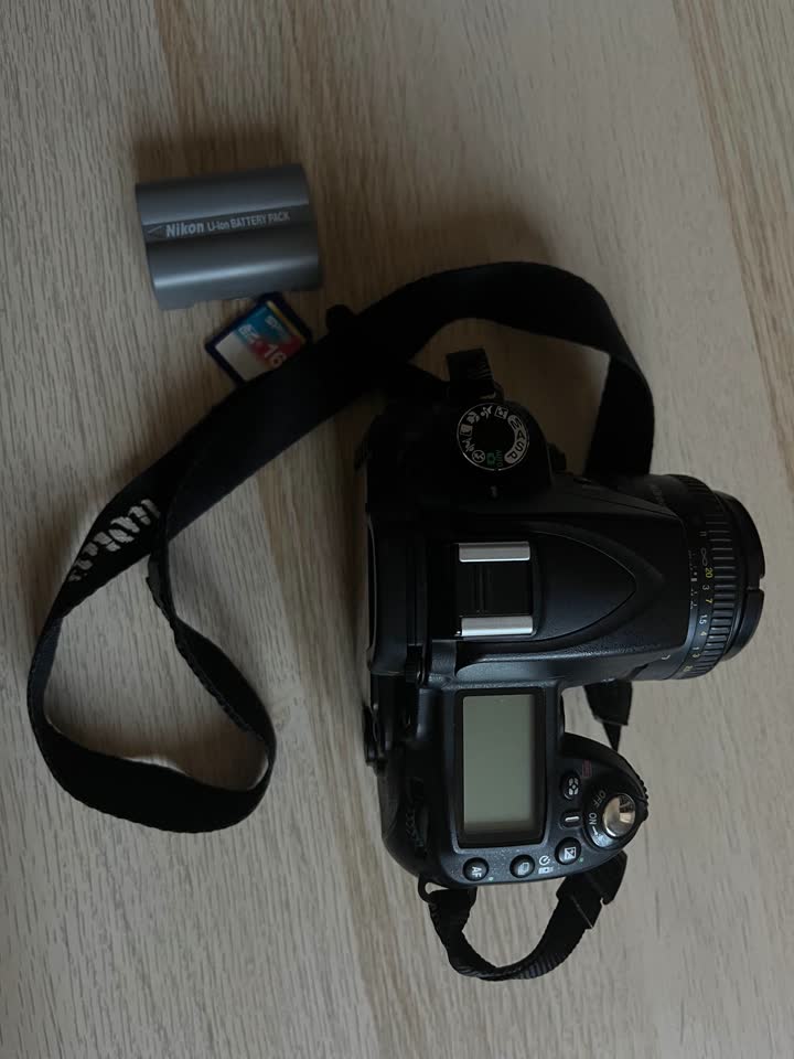 Fotoaparat Nikon D90 + objektiv Nikon AF Nikkor 50mm f/1.8D + memorijska kartica 16 GB
