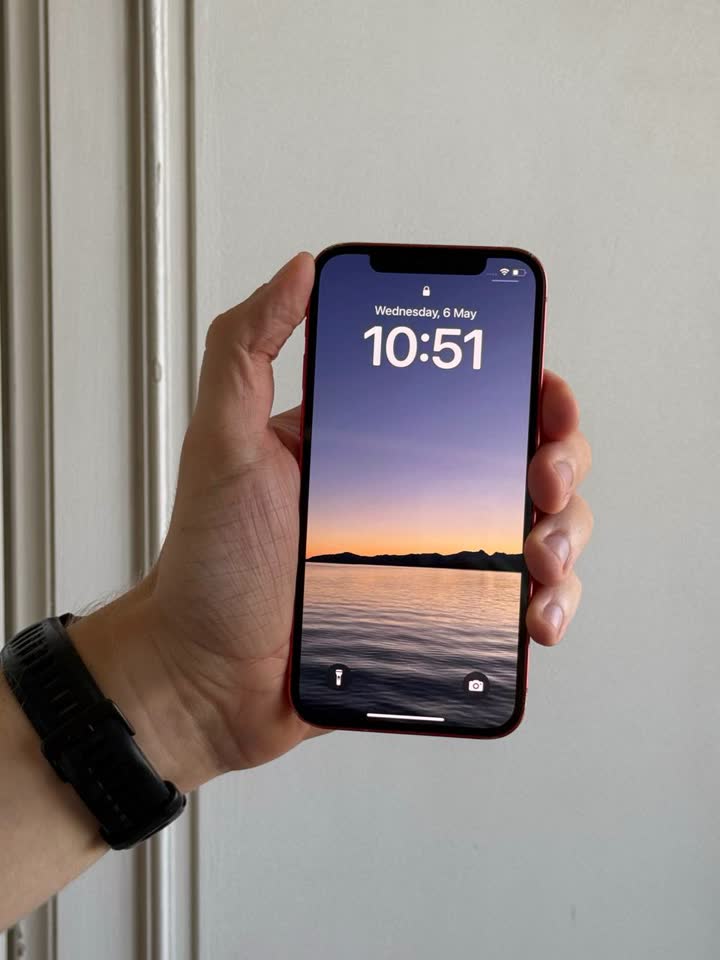 iPhone 12 красный