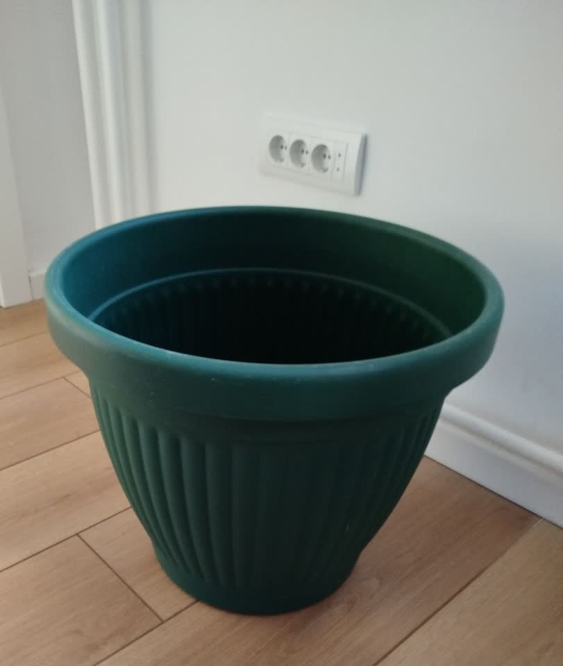 Velika plastična saksija.