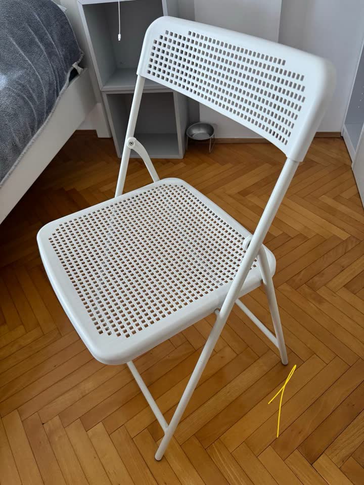 Складные стулья IKEA TORPARÖ, складной стол IKEA TORPARÖ, стул JYSK Billum, кровать IKEA SONGESAND