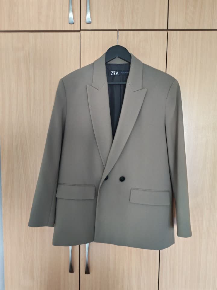 Пиджак Зара, минисапоги, босоножки, кроссовки Levis, сумки