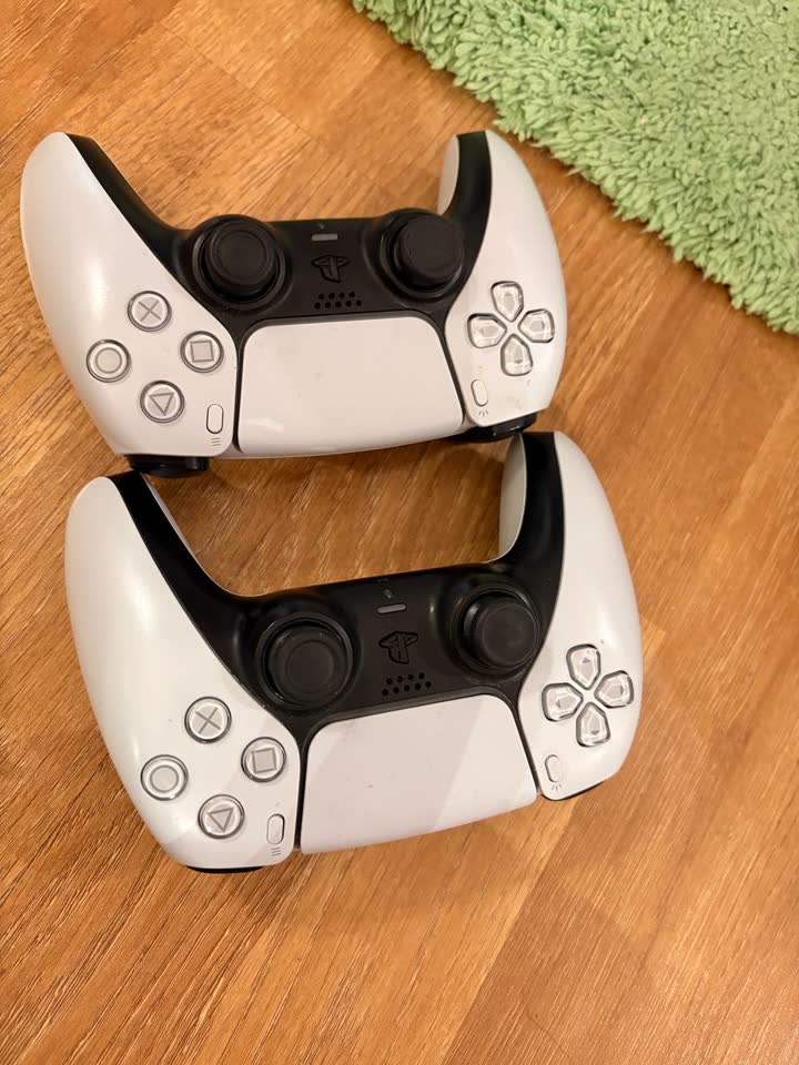 Dva Dual Sense kontrolera za PlayStation