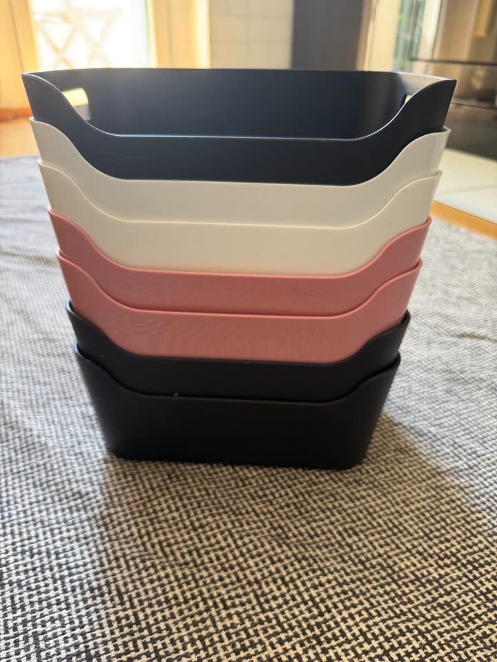 Plastične posude i pletene kutije IKEA