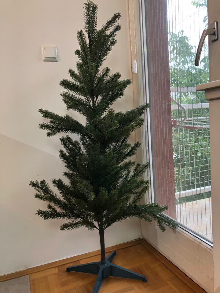 Prodajem veštačku novogodišnju jelku + venac sa LED lampicama za vrata IKEA VINTERFINT + 2 LED svetlosne girlande 5 m