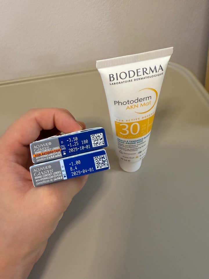 Линзы Acuvue Oasys и крем Bioderma Photoderm AKN Mat SPF 30