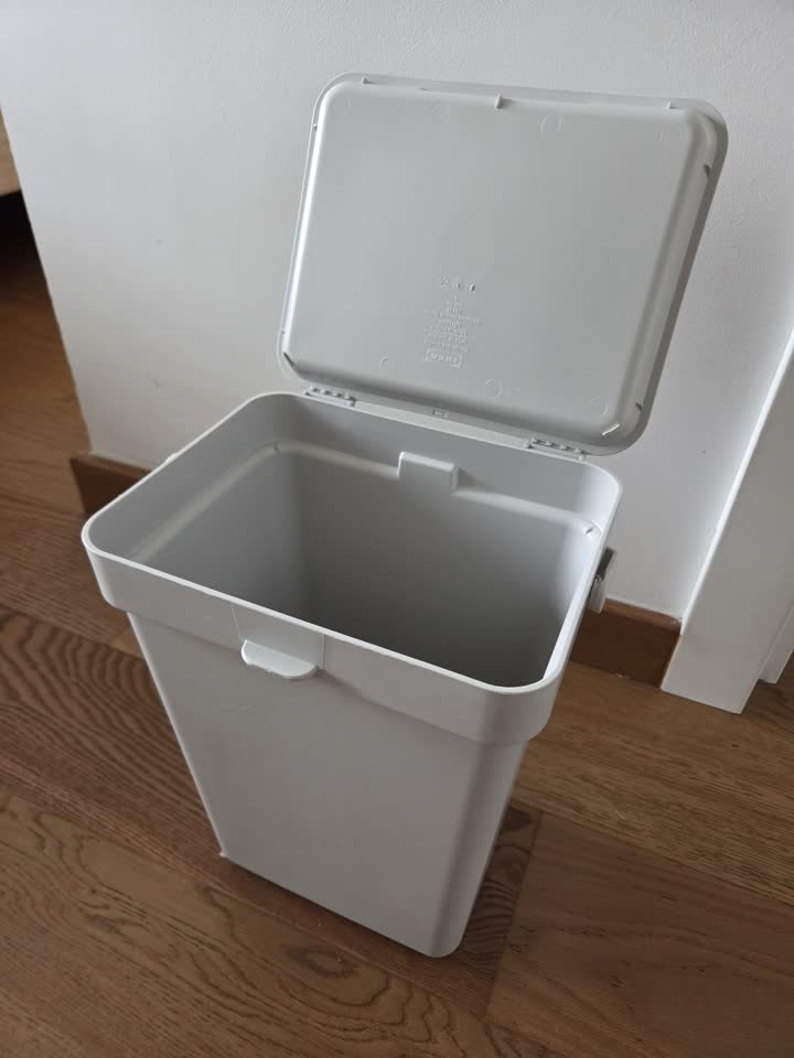 Kanta s poklopcem IKEA 10L u odličnom stanju, korišćena samo za kancelarijski otpad