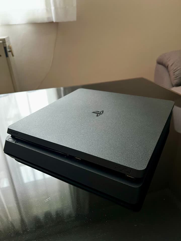 Prodajem potpuno ispravan PlayStation 4 Slim 500 GB + 2 originalna džojstika + 6 igara