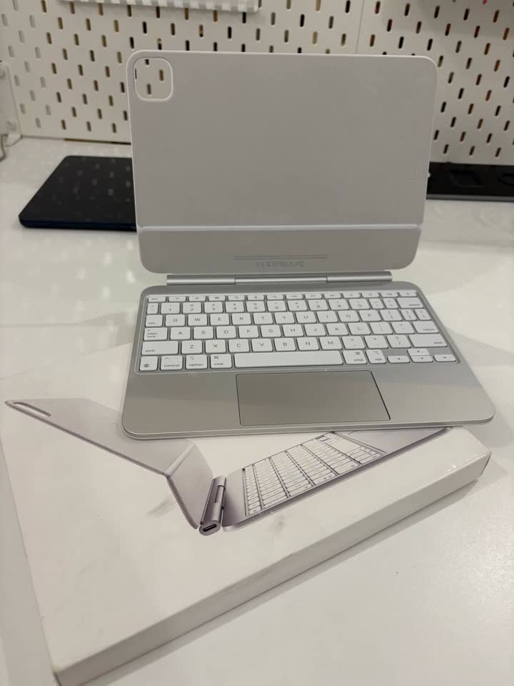 Клавиатура Apple Magic Keyboard белая для iPad Pro 11" M4