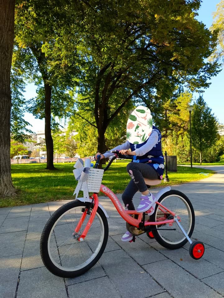 Dečji bicikl u nežno roze boji