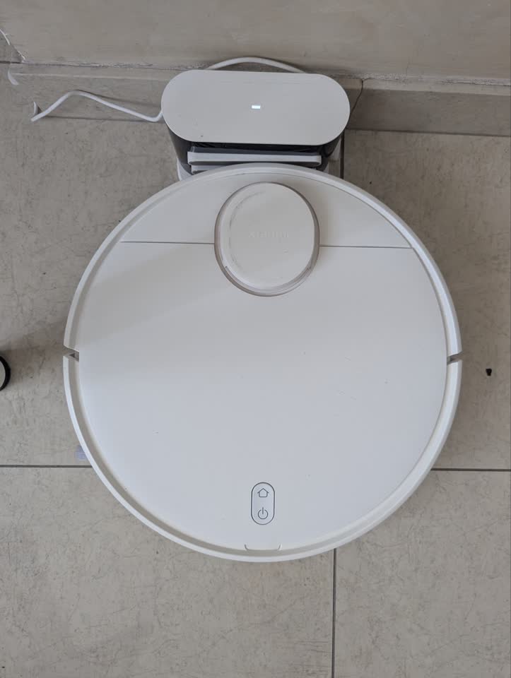 Prodajem robotski usisivač za pranje podova (ima kutiju)