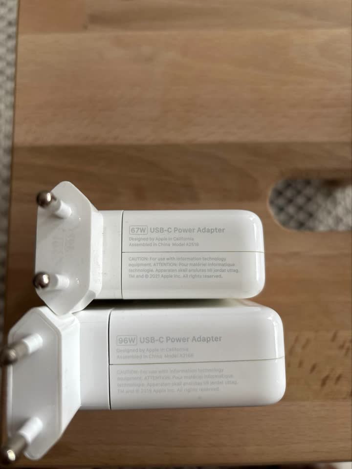 Dva originalna USB-C Power Adapter adaptera