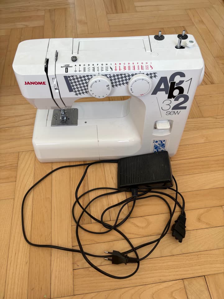 Продам бытовую швейную машину Janome sew easy